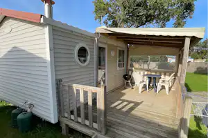 Camping du Grand Fay - Mobilheim mit Terrasse auf dem Campingplatz