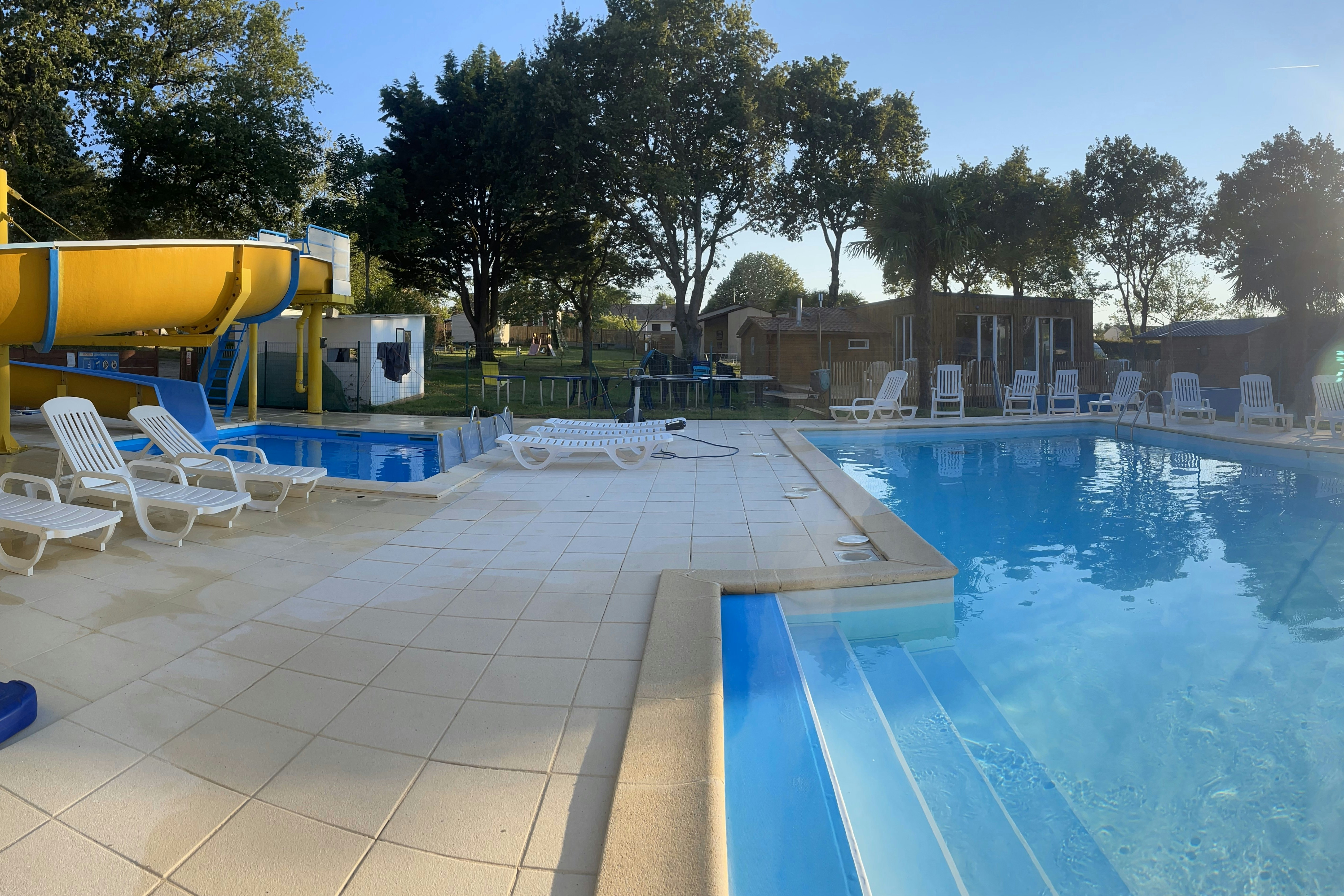 Camping du Grand Fay - Freibad mit Rutsche auf dem Campingplatz