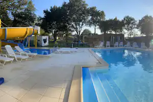 Camping du Grand Fay - Freibad mit Rutsche auf dem Campingplatz