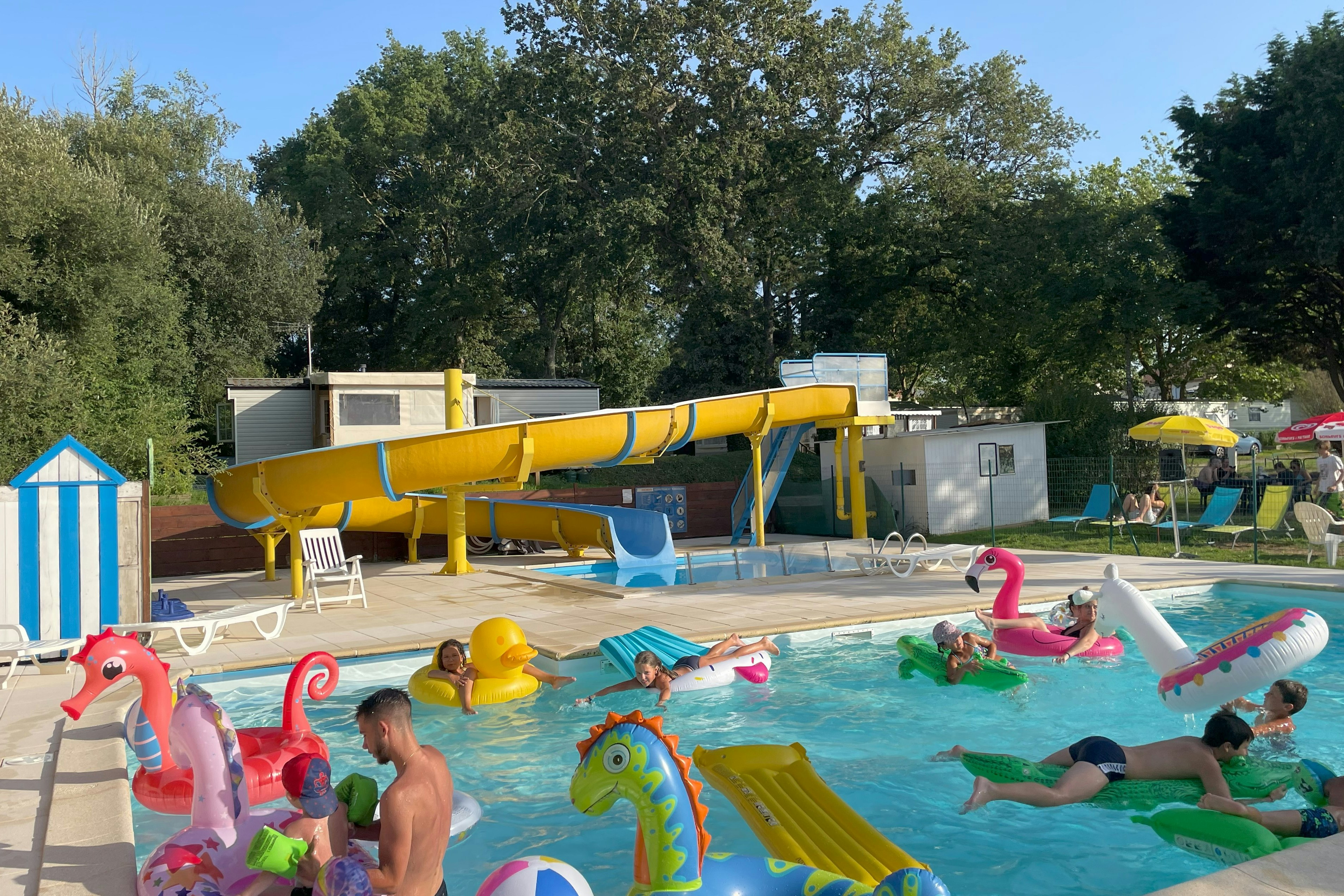 Camping du Grand Fay - Freibad mit kleiner Rutsche auf dem Campingplatz