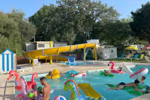 Camping du Grand Fay - Freibad mit kleiner Rutsche auf dem Campingplatz