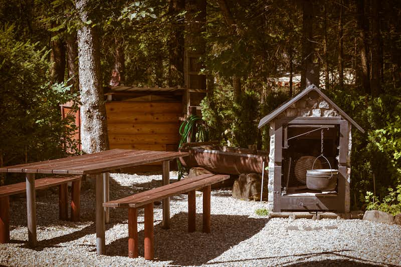 Camping du Grand Paradis - Kochstelle im Freien auf dem Campingplatz
