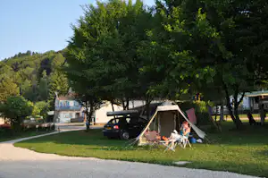 Camping du Gît - Zelt unter Bäumen auf einem Stellplatz