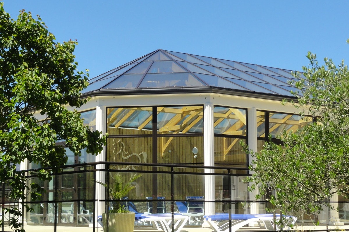 Camping du Haras  - Blick auf den Indoor Pool vom Campingplatz