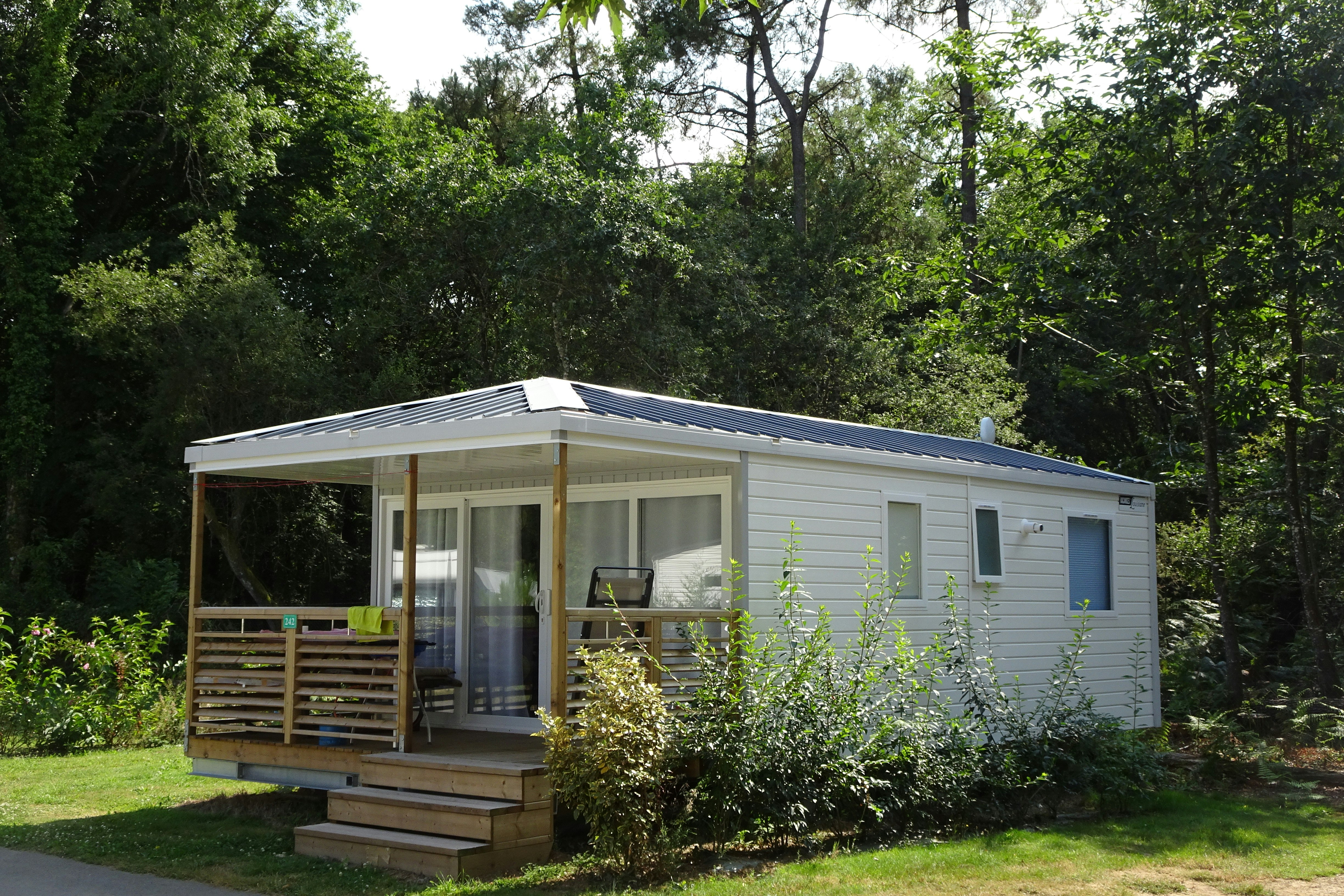Camping du Haras  - Mobilheim mit Veranda auf dem Campingplatz
