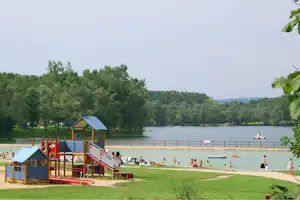 Camping Du Lac - Badestrand Spielplatz mit beim Campingplatz