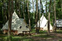 Camping Du Lac -Tipi-Zelte im Grünen auf dem Campingplatz