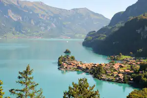 Camping du Lac - Luftaufnahme auf eine Ortschaft in der Nähe des Campingplatzes und den Brienzer See