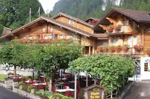 Camping du Lac - Speiesbereich draussen unter begrüntem Pavillon auf dem Campingplatz