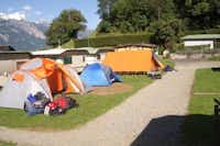Camping du Lac - Zelte und WOhnwagen an einer Strasse des Campingplatzes