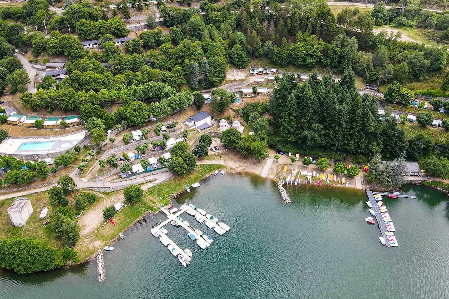 Camping Lac de Villefort  - Luftaufnahme des Campingplatzes mit kleinem Bootshafen am See