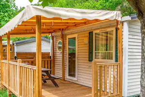 Camping Lac de Villefort - Mobilheim mit Terrasse auf dem Campingplatz
