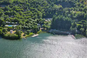 Camping du Lac - Luftaufnahme des Campingplatzes am Wasser