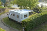 Camping du Lac - Wohnmobilstellplatz im Schatten der Bäume mit Seeblick