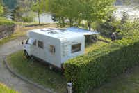Camping du Lac - Wohnmobilstellplatz im Schatten der Bäume mit Seeblick