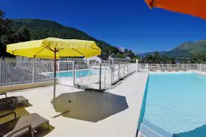 Camping Du Lac - Campingplatzanlage mit Pool und Liegestühlen in der Sonne