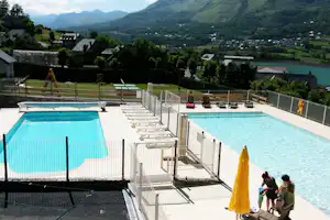 Camping Du Lac - Campingplatzanlage mit Pool und Liegestühlen in der Sonne