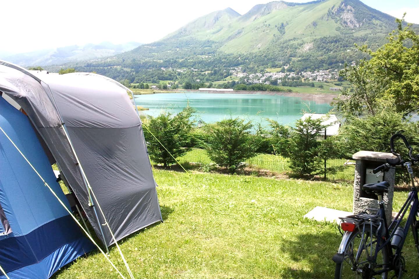 Camping Du Lac -  Wohnwagenstellplätze im Grünen auf dem Campingplatz mit Blick auf den See