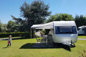 Camping Du Lac - Wohnwagenstellplätze im Grünen auf dem Campingplatz