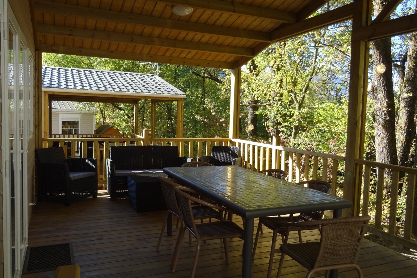 Camping Du Lac - Terrasse einer Mietunterkunft im Halbschatten
