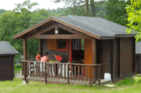 Camping du Lac -  Mobilheim mit Veranda im Grünen auf dem Campingplatz 