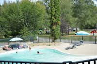 Camping du Lac - Gäste liegen am Pool in der Sonne-- 