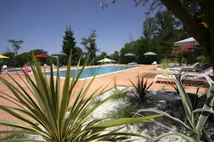 Camping de Foix Camping du Lac - Pool im Freien mit Liegestühlen und Sonnenschirmen