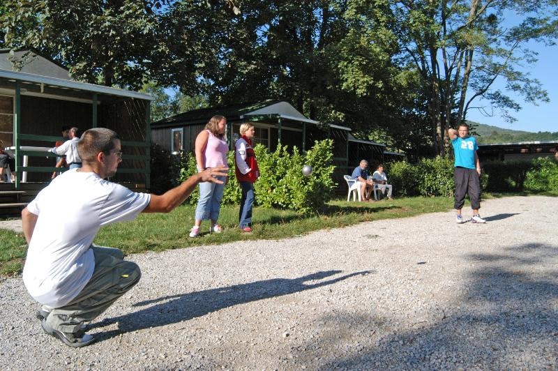 Camping de Foix  Camping du Lac - Camper spielen Pétanque auf dem Campingplatz