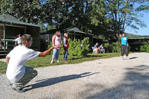 Camping de Foix Camping du Lac - Camper spielen Pétanque auf dem Campingplatz