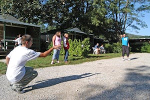 Camping de Foix Camping du Lac - Camper spielen Pétanque auf dem Campingplatz