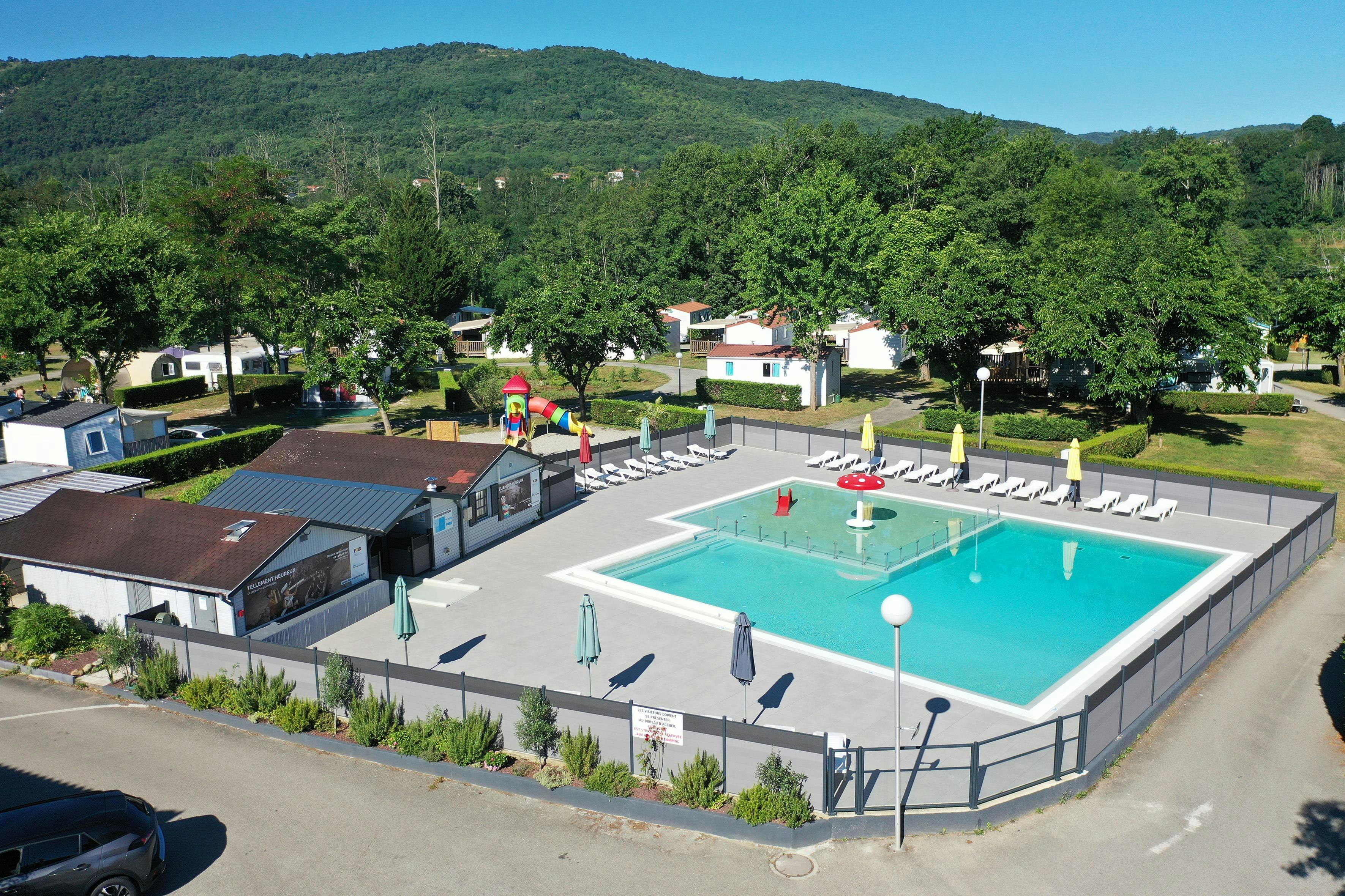 Camping de Foix  Camping du Lac - Pool im Freien mit Kinderbecken auf dem Campingplatz