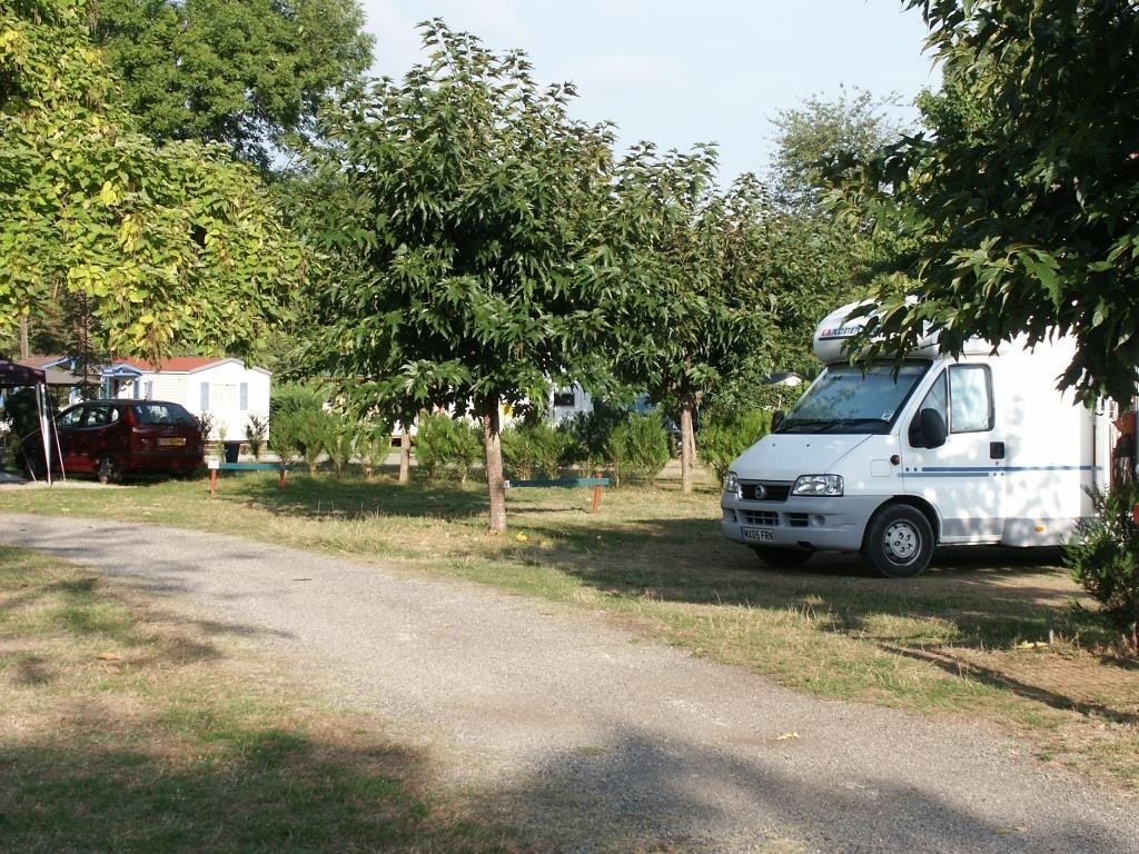Camping de Foix  Camping du Lac - Standplätze auf dem Campingplatz