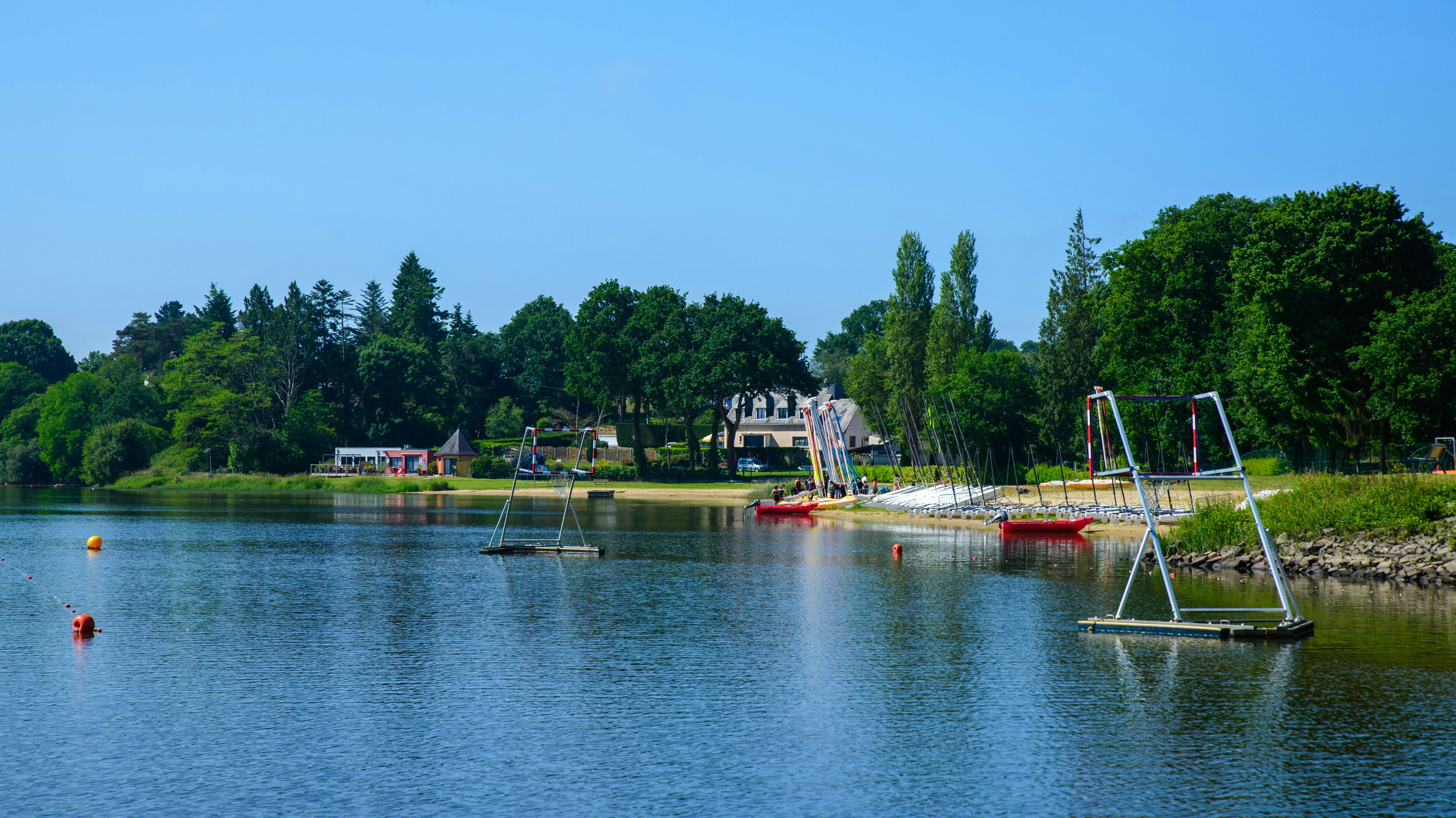Camping du Lac au Duc - Blick auf den See am Campingplatz