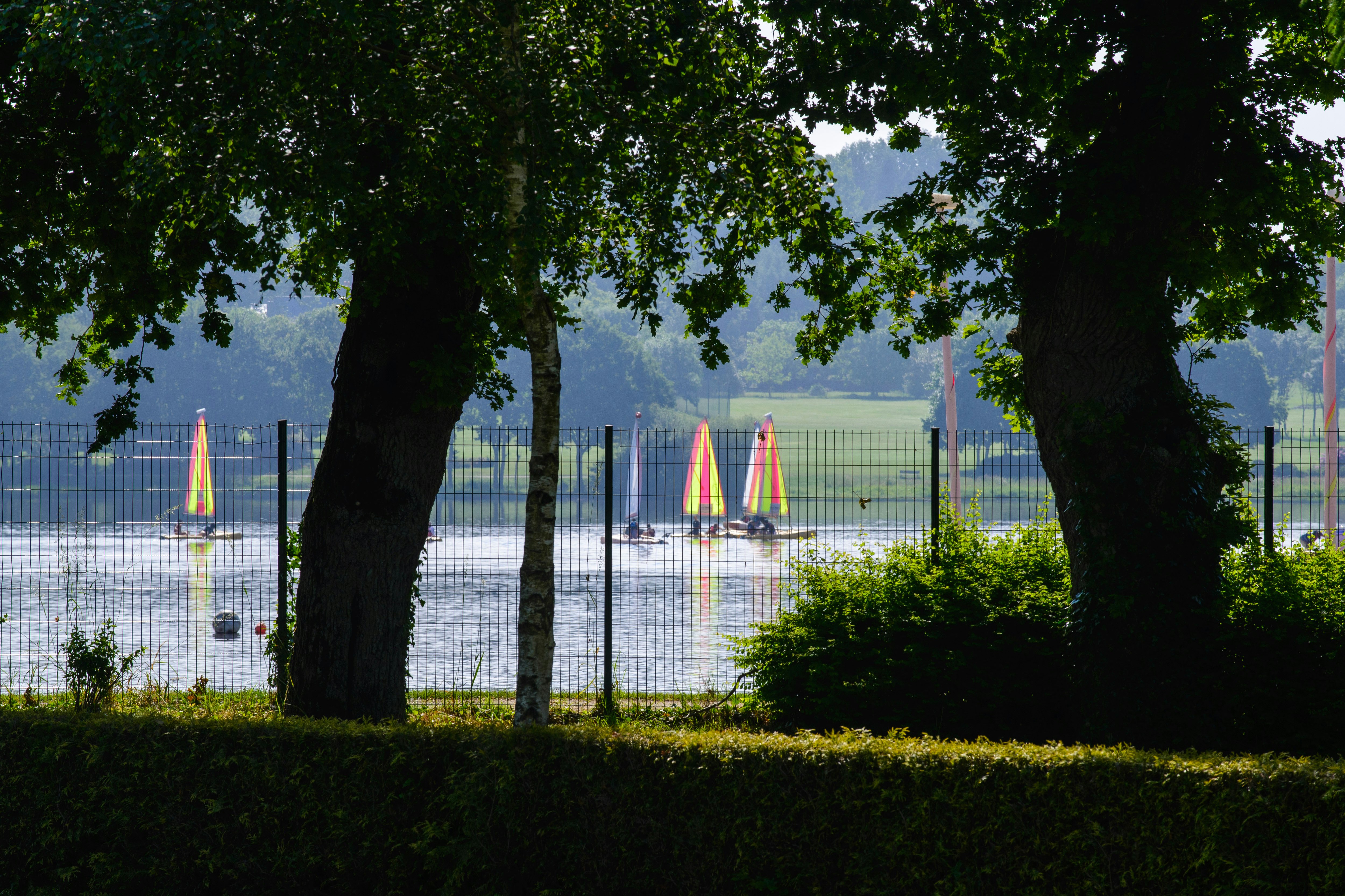 Camping du Lac au Duc - Blick auf den See mit Segelbooten