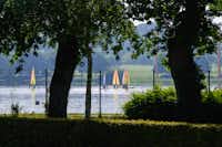 Camping du Lac au Duc - Blick auf den See mit Segelbooten