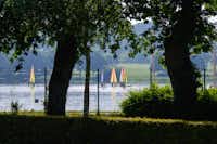 Camping du Lac au Duc - Blick auf den See mit Segelbooten