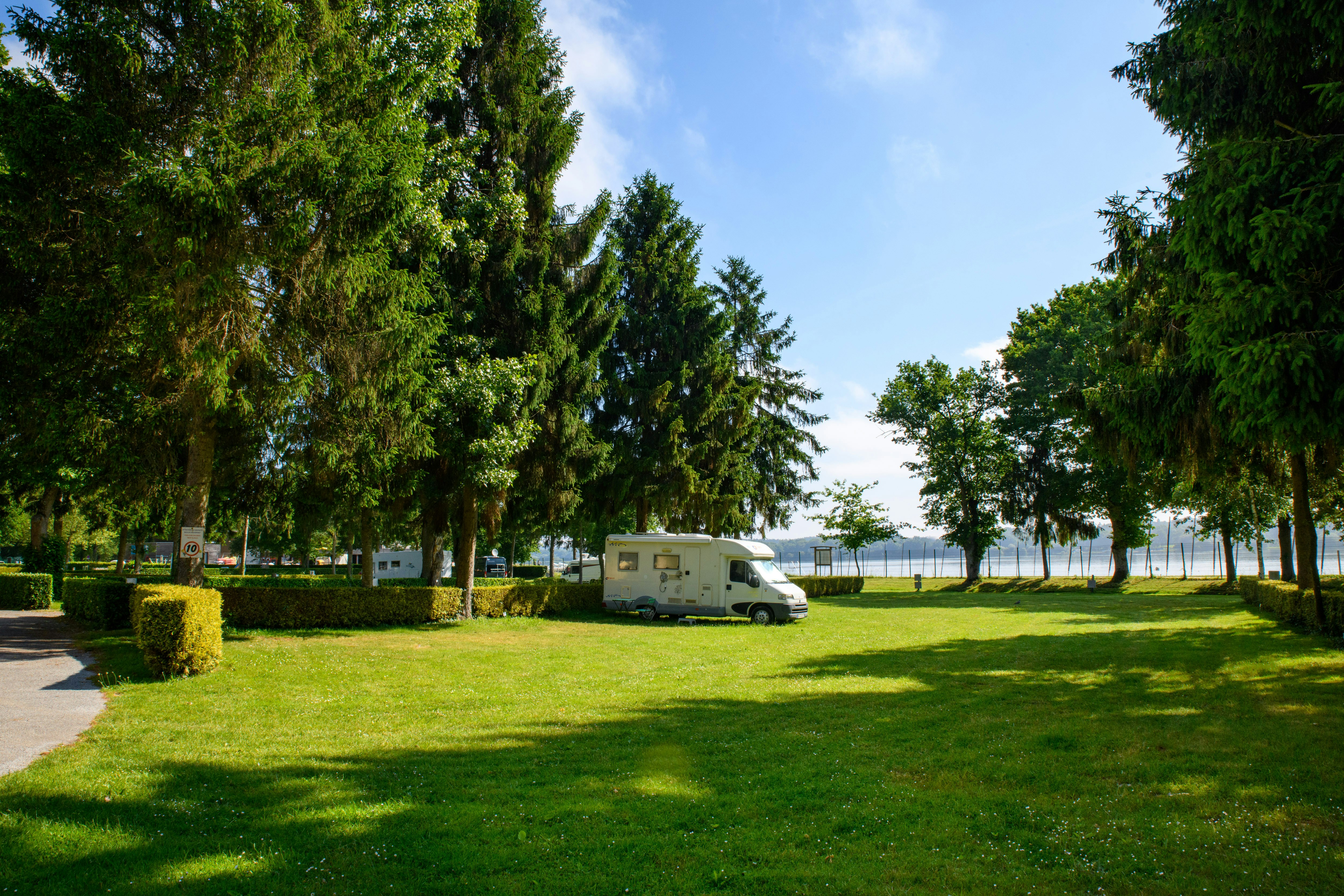 Camping du Lac au Duc - Blick auf die Standplatzwiese auf dem Campingplatz