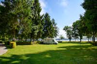 Camping du Lac au Duc - Blick auf die Standplatzwiese auf dem Campingplatz