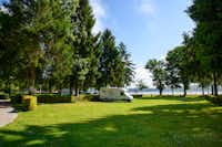 Camping du Lac au Duc - Blick auf die Standplatzwiese auf dem Campingplatz
