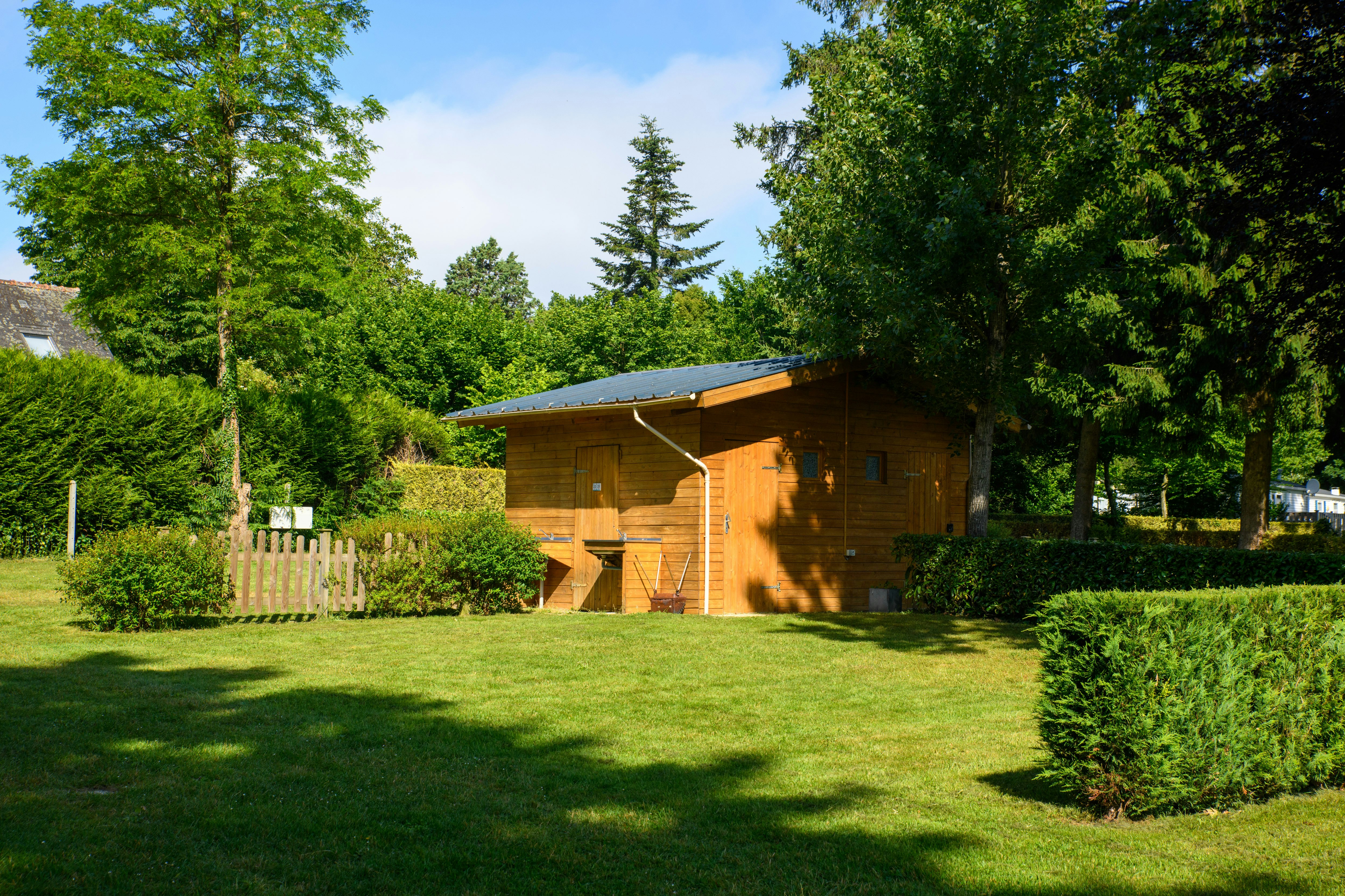 Camping du Lac au Duc - Standplatz mit privatem Badezimmer