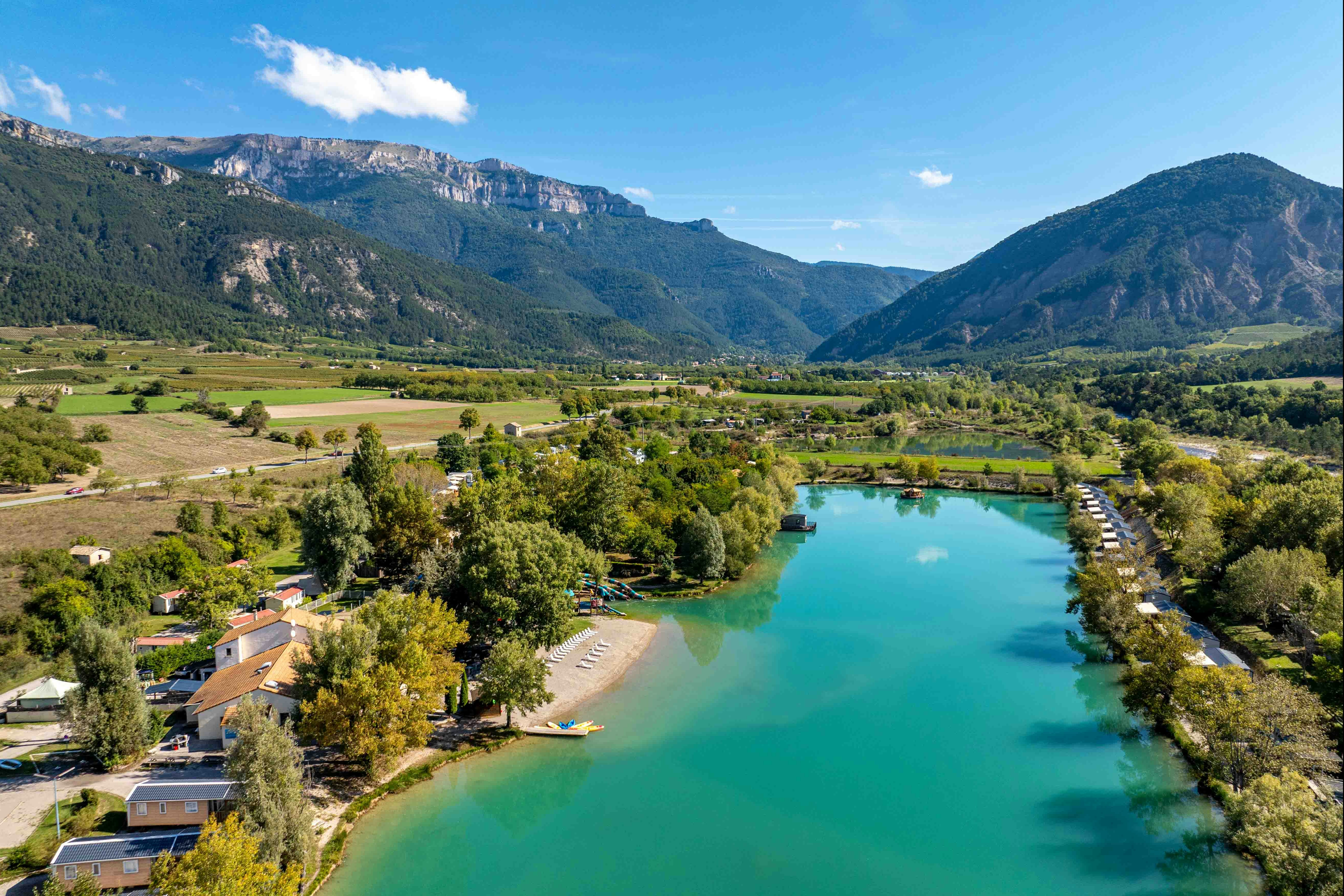 Camping Le Lac Bleu - Ciela Village  Camping du Lac Bleu - Campingplatz aus der Vogelperspektive