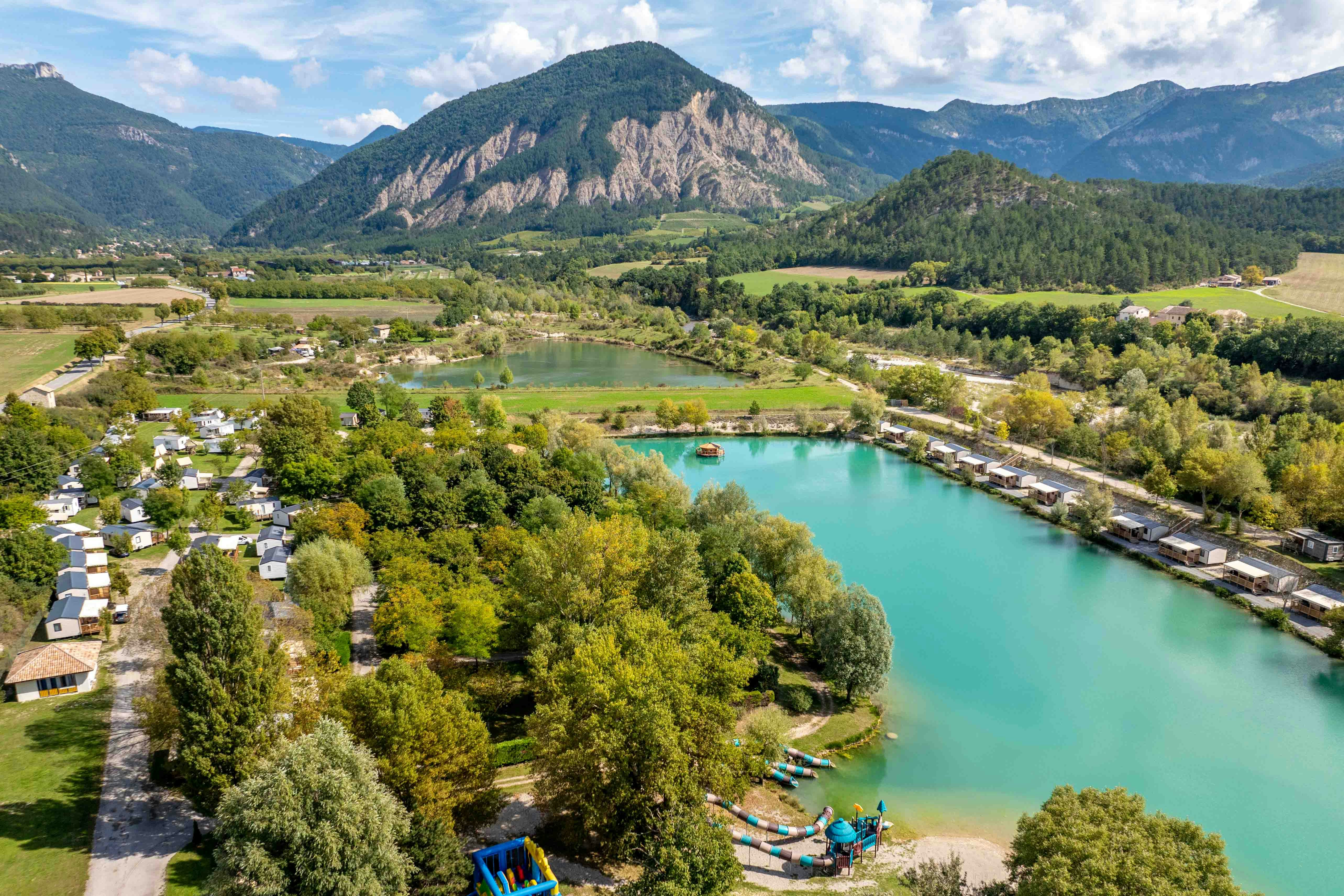 Camping Le Lac Bleu - Ciela Village  Camping du Lac Bleu - Campingplatz aus der Vogelperspektive