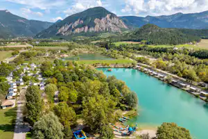 Camping Le Lac Bleu - Ciela Village Camping du Lac Bleu - Campingplatz aus der Vogelperspektive