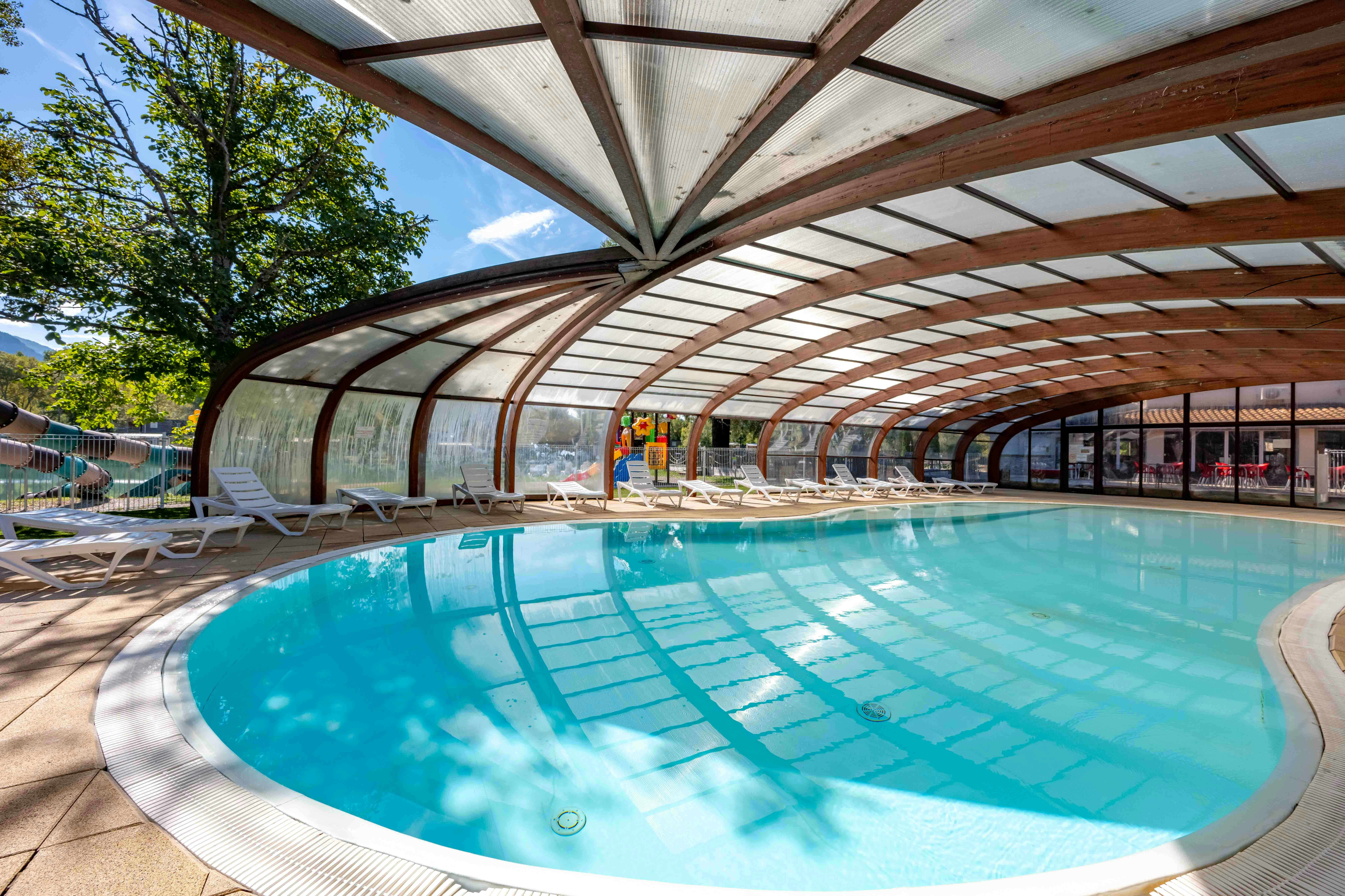 Camping Le Lac Bleu - Ciela Village  Camping du Lac Bleu - Innenansicht Pool auf dem Campingplatz