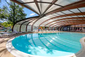 Camping Le Lac Bleu - Ciela Village Camping du Lac Bleu - Innenansicht Pool auf dem Campingplatz