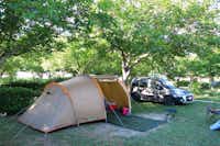 Camping du Lac Bleu - Zelt auf Stellplatz im Schatten der Bäume