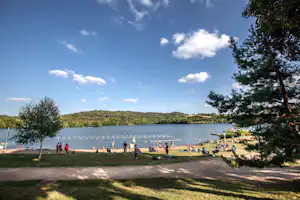 Camping du Lac d'Aydat - Eine Liegewiese am See in der Nähe des Campingplatzes