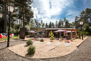 Camping du Lac d'Aydat - Imbiss auf dem Campingplatz mit Sitzgelegenheiten unter Sonnenschirmen davor