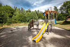 Camping du Lac d'Aydat - Kinderspielplatz auf dem Campinggelände mit Rutsche und Klettergerüst