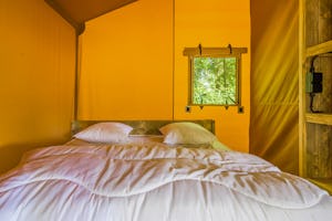 Camping du Lac de Bournazel - Innenansicht eines Glamping-Zeltes mit Doppelbett